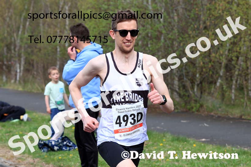 Senior mens relay, 2025 Elswick Harriers Good Friday Road Relays, Newburn, Newcastle upon Tyne. Photo: David T. Hewitson/Sports for All Pics